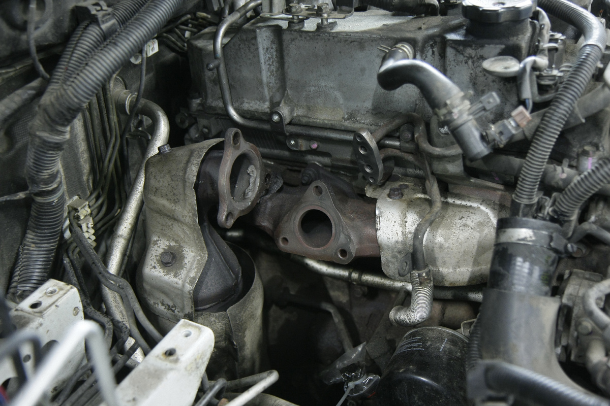 Место снятой турбины между выпускным коллектором и системой выпуска выхлопных газов.