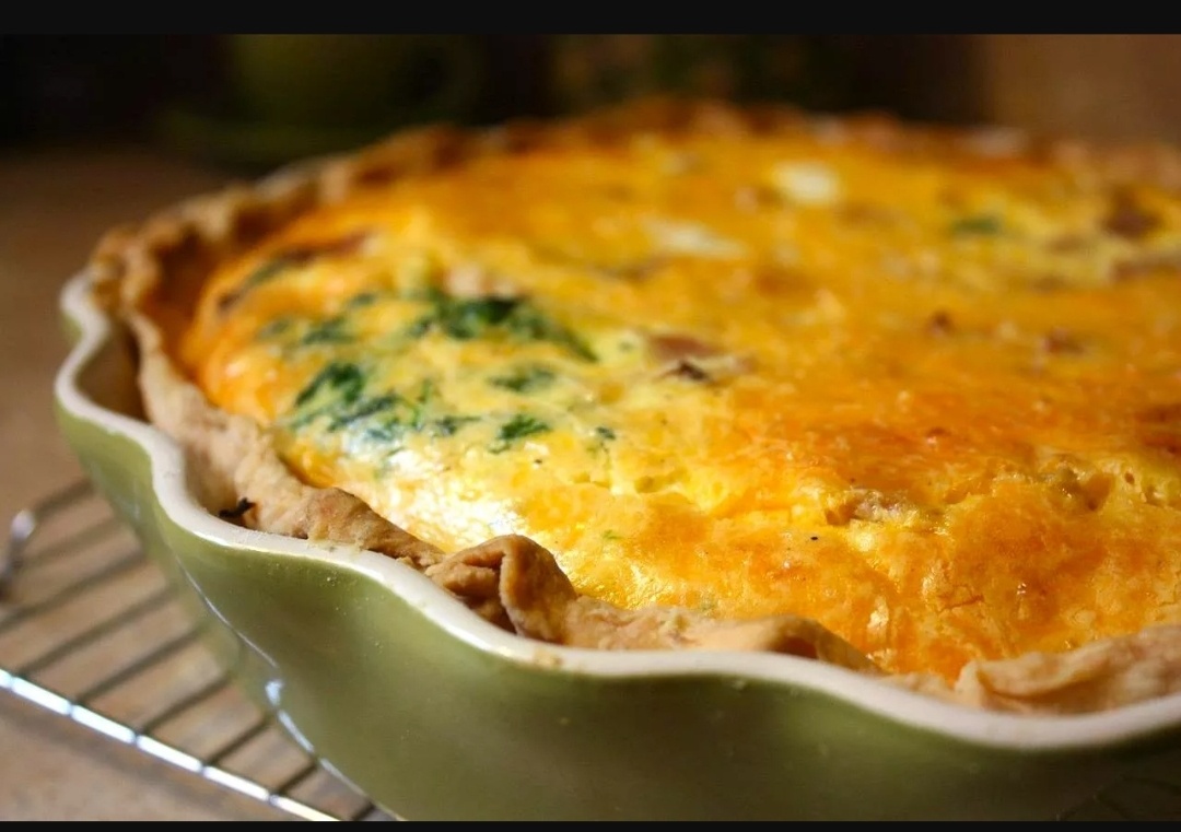 Мясной пирог получается с ароматной, румяной корочкой