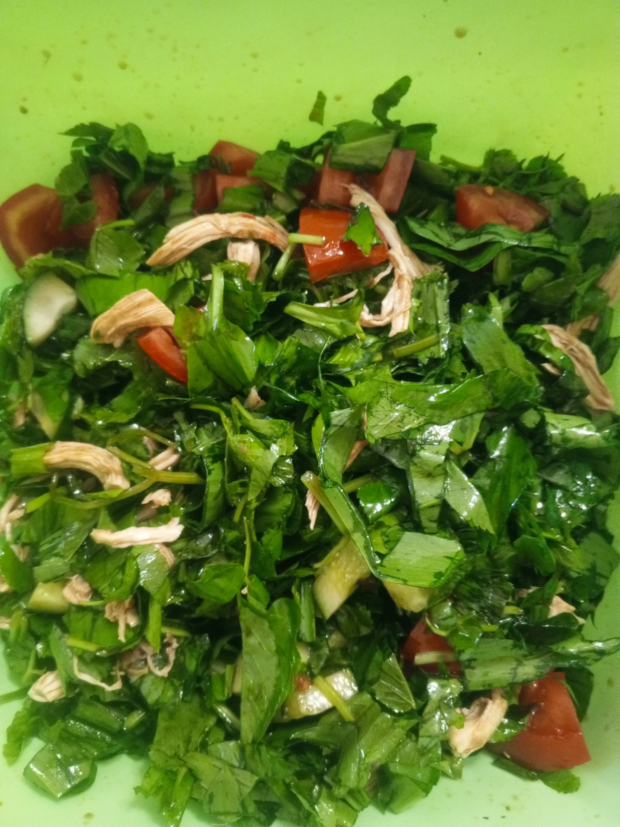 Салат: сныть, помидоры, куриное филе, масло нерафинированное и чуть соевого соуса.