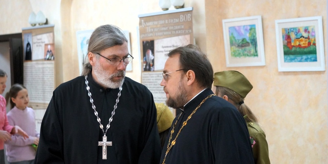 Перед началом спектакля, в фойе Красковского центра, гости смогли посетить епархиальную выставку «Духовенство в годы Великой Отечественной