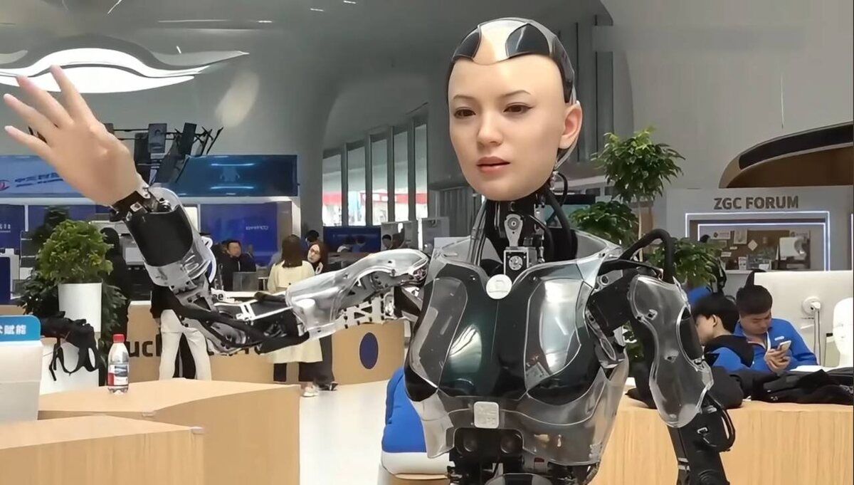 Человекоподобный робот-женщина с живой мимикой на международном форуме в Китае. Напоминает о границе между ИИ и человечностью, символизирует пробуждение и диалог о настоящем.