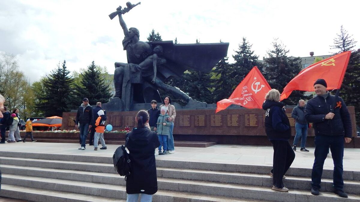 У монумента Славы на площади Мира.