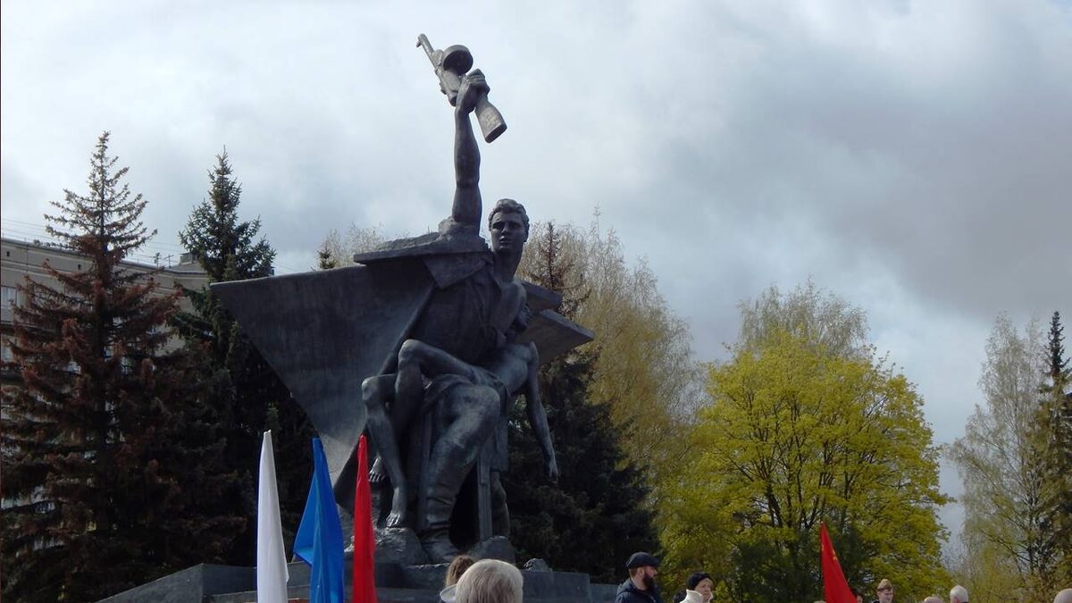 Монумент Славы на площади  Мира.