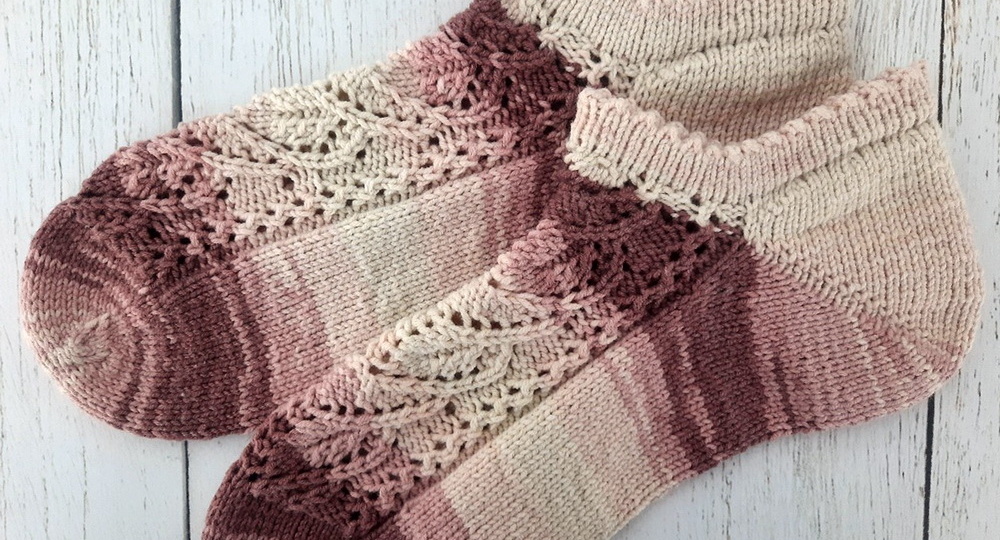 В моей носочной коробке появились еще одни хлопковые укороченные носочки из секционной пряжи