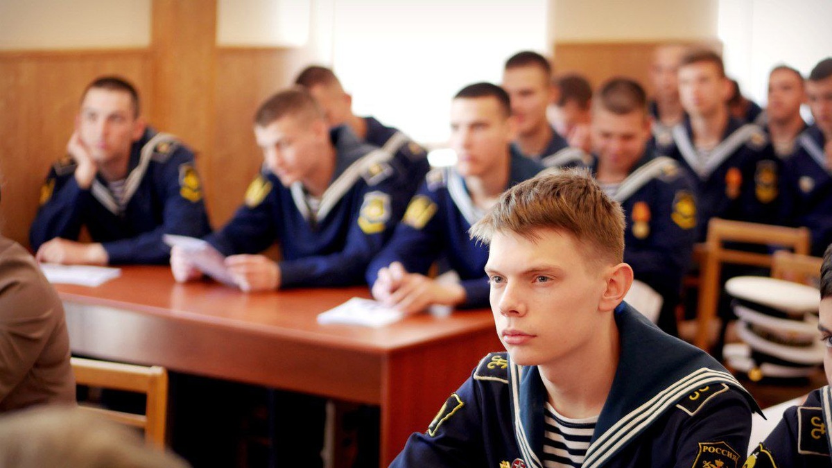 Курсанты ЧВВМУ им.П.С.Нахимова в Морской библиотеке. Фото Александра Дутова