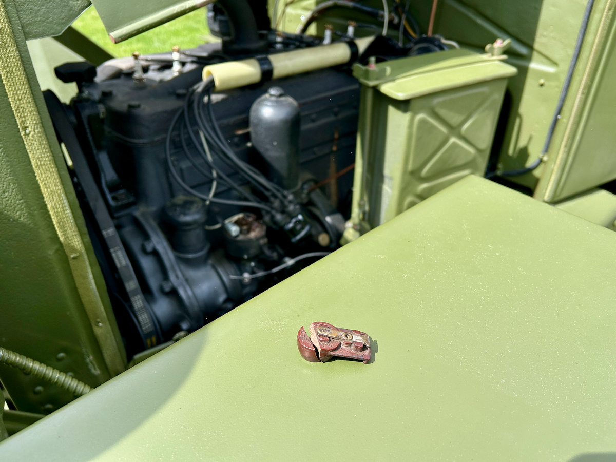 Разломившийся бегунок распределителя зажигания ЗИС-42