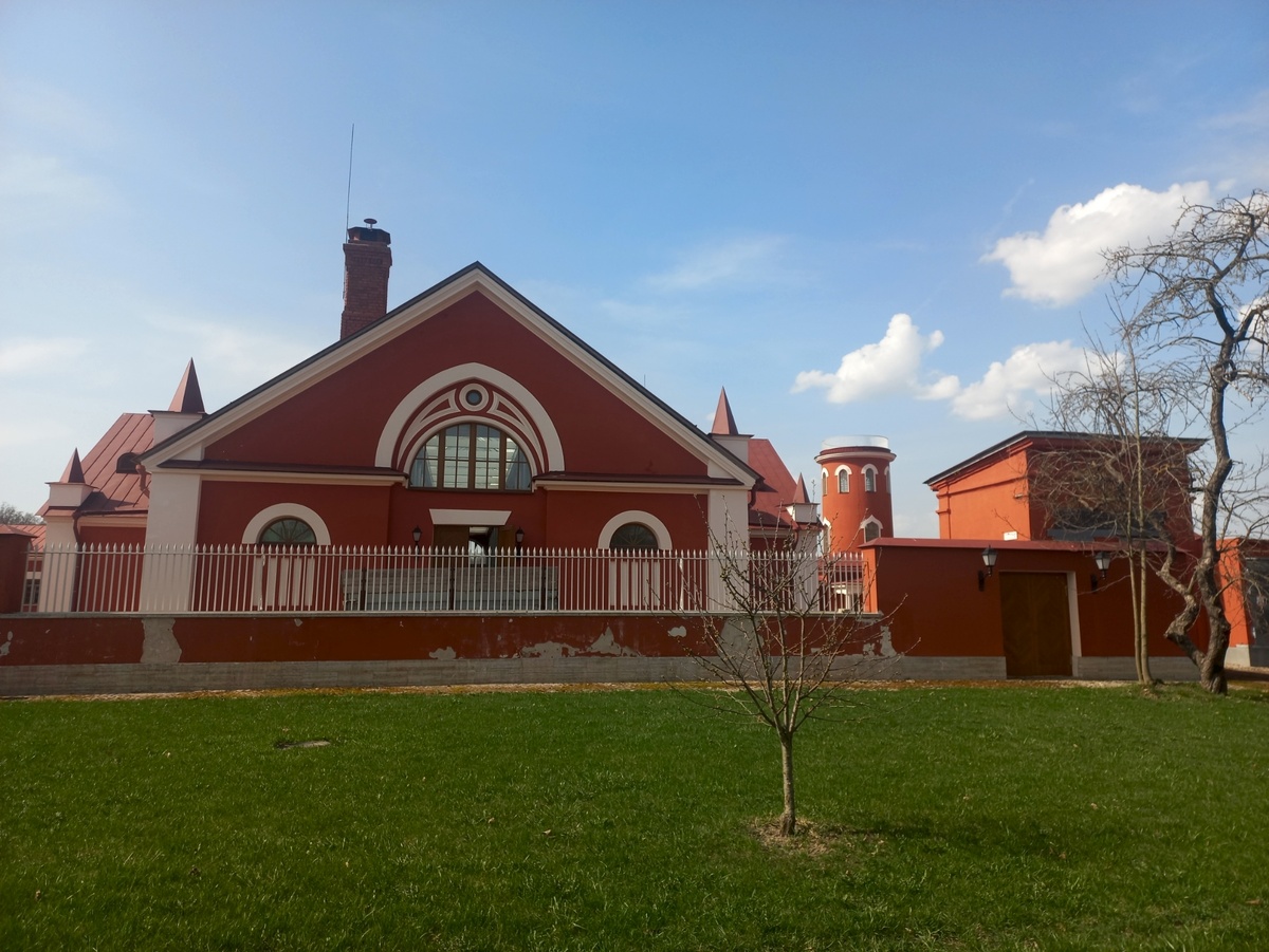 Императорская ферма в Царском Селе. Фасад коровника, башенка Молочного павильона