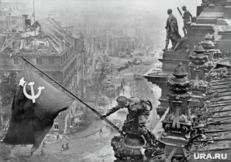 Великая Отечественная война 1941-1945 годов. Знамя Победы над рейхстагом в Берлине.
Фото: Евгений Халдей / РИА Новости