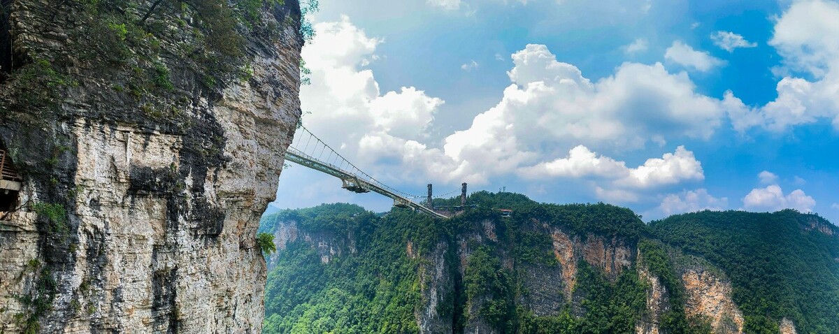 Zhangjiajie Glass Bridge — 430 метров над пропастью. Кажется, что идёшь по воздуху!