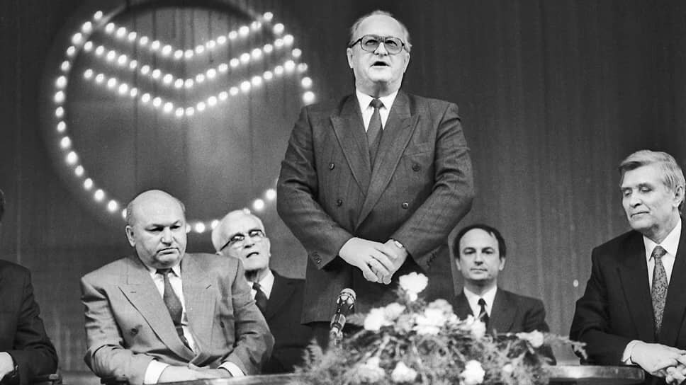 Геращенко выступает на собрании в Сбербанке в 90-х. Слева - мэр Москвы Юрий Лужков. Источник: Яндекс.Картинки