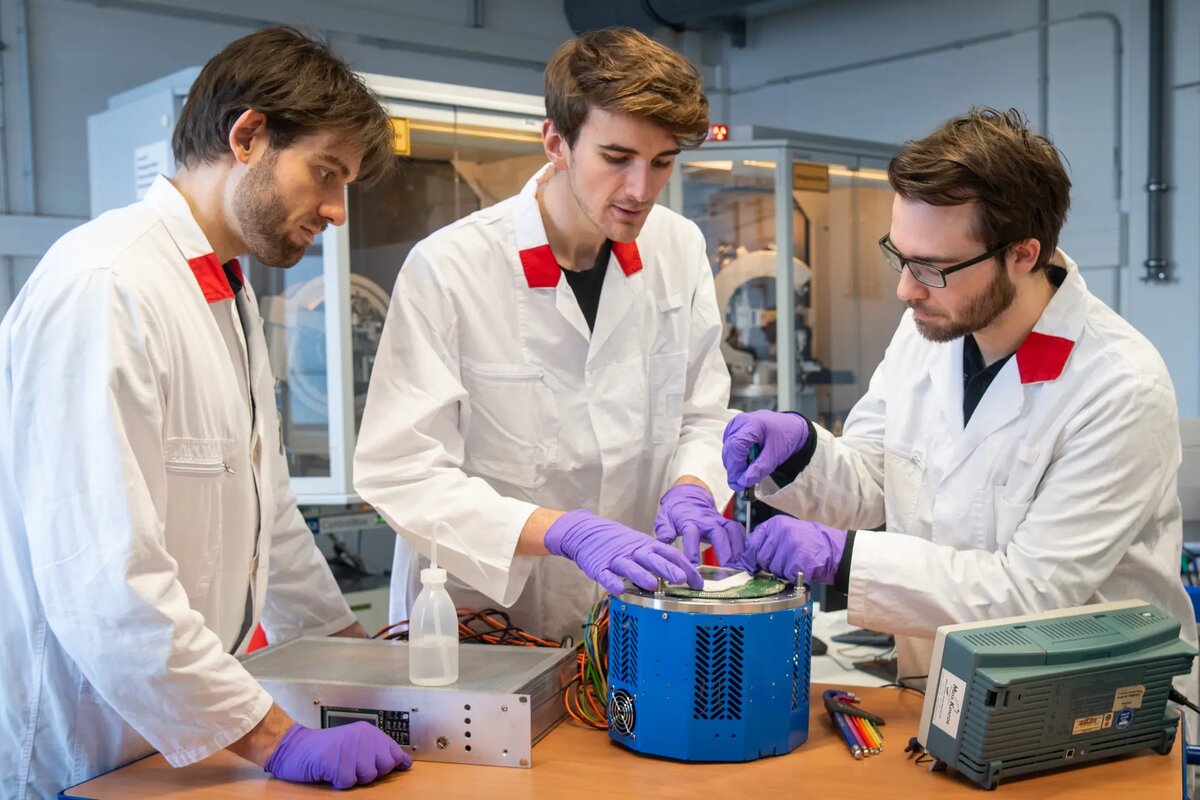 Детектор был спроектирован и изготовлен доктором Франческо Гватиери, Михаэлем Бергхольдом и Маркусом Мюнстером (слева направо) на установке FRM II в Мюнхенском технологическом университете.