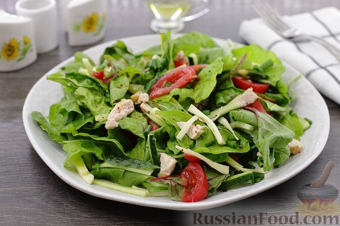 индейка, огурцы, помидоры, листья салата, лук зелёный, масло растительное, сыр сулугуни, соль, сумах