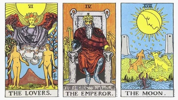 Слева направо: карты «Влюбленные», «Император» и «Луна»