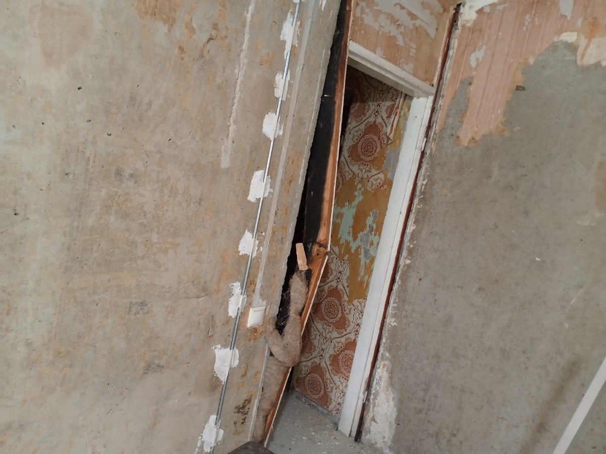 Заодно решил удалить дверную коробку