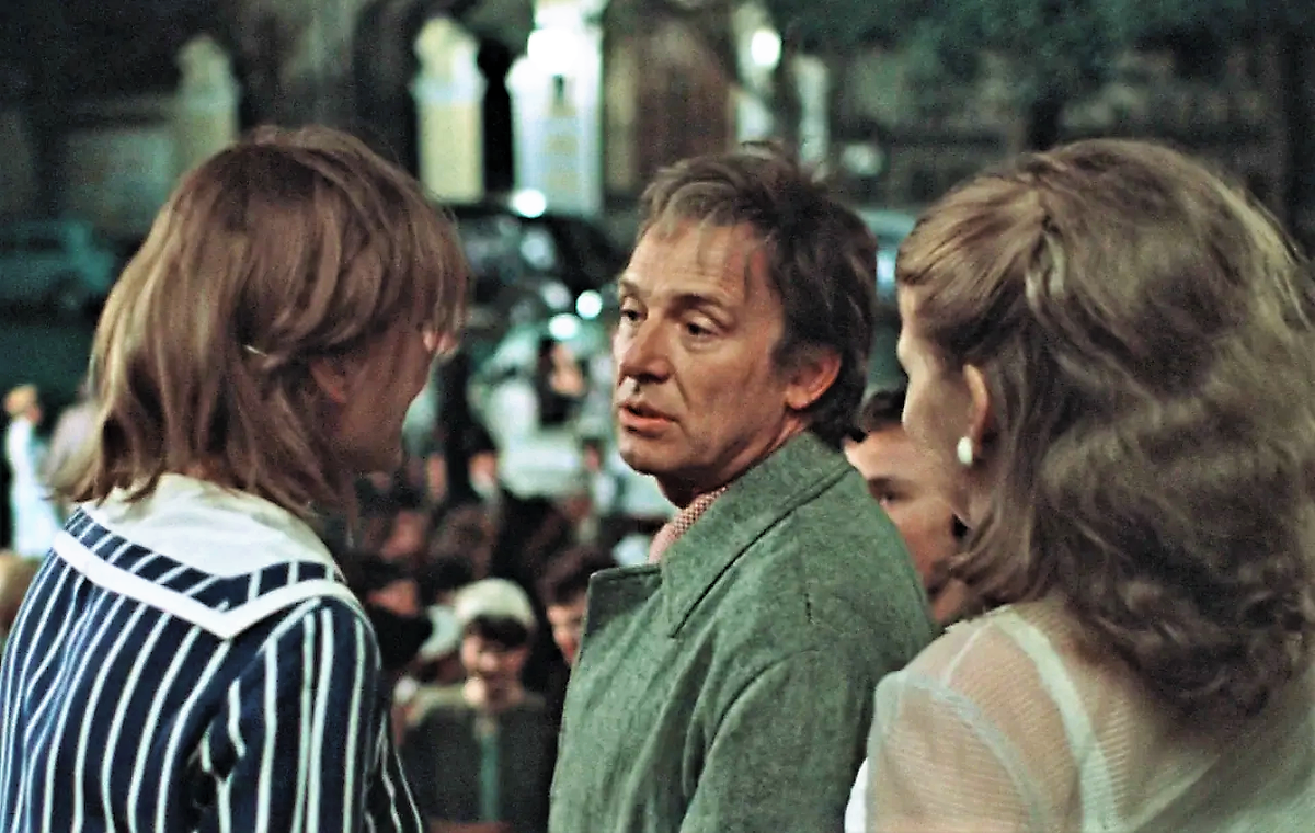 «Поздновато начинаете!» Кадр из фильма «Москва слезам не верит». 	Киностудия «Мосфильм». 1979 год. Иннокентий Смоктуновский выступил в роли камео, сыграв самого себя