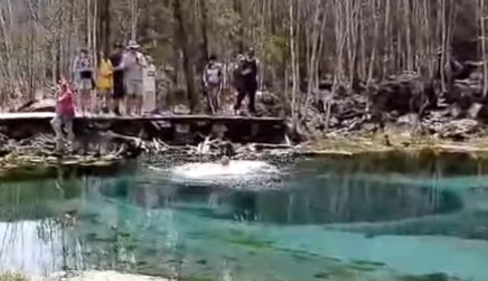    Турист искупался в Гейзерном озере. Источник: "Новости Горного Алтая"