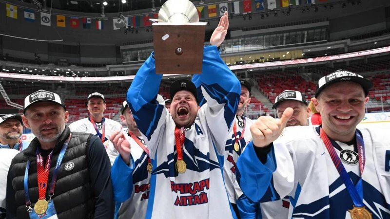     Хоккеисты из Бочкарей выиграли золото в финале Лиги будущих чемпионов 40 . «Ночная хоккейная лига»
