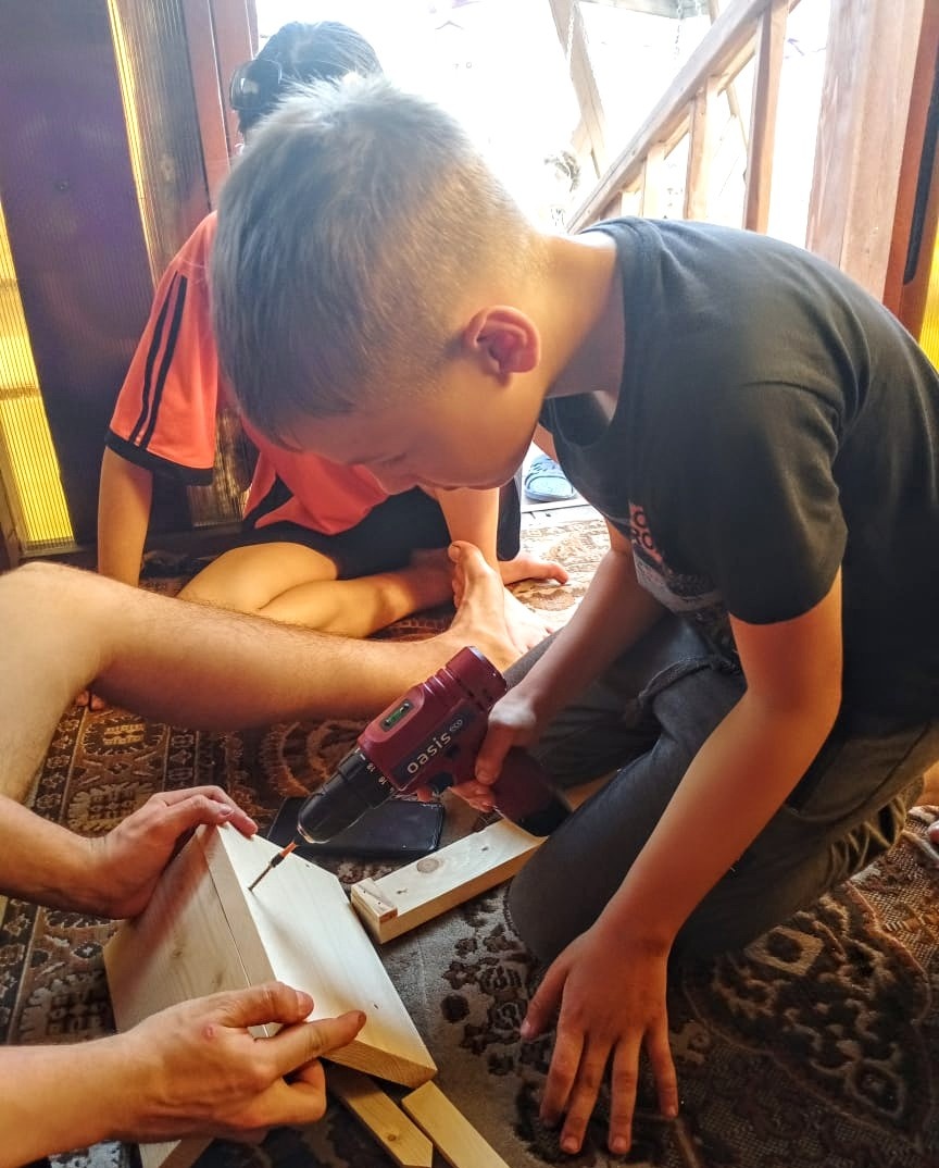 Прикручивать крышу электрическим шуруповертом вдвойне интереснее и помогает получить полезные навыки💯👍