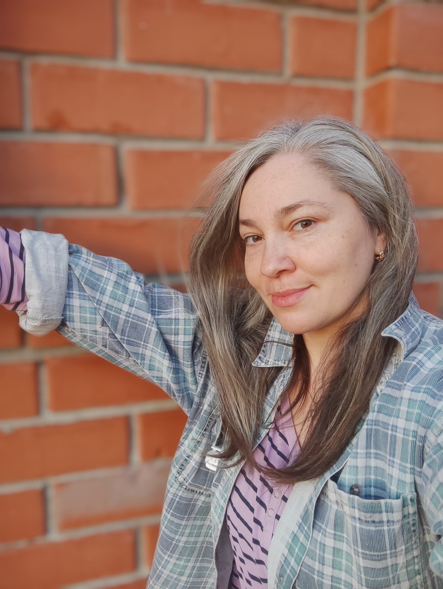 Мою голову на закате. Отвар трав и волосы сами сохнут по мне, а я по ним.