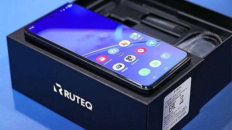    АРТЕМ ГЕОДАКЯН/ТАСС Российские планшет «Р-Таб» и смартфон «Р-Фон» (на фото) пока ориентированы на ограниченный круг корпоративных пользователей