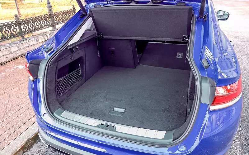    Официально приводили различные данные по объему багажника Тугеллы: 326 и 446 л. Меньший вариант получен замерами под полкой, больший – без нее. К форме отсека придраться сложно.