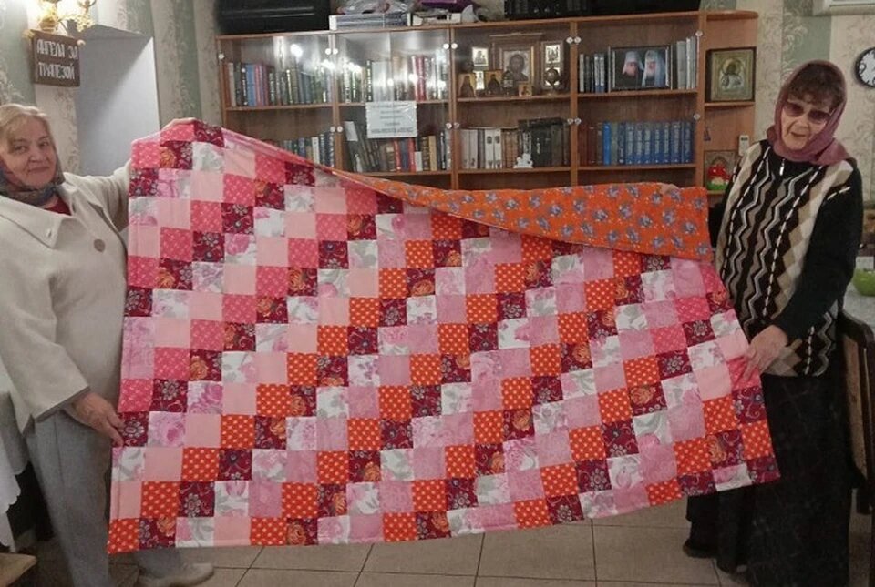 Лоскутное одеяло из станицы Гиагинской, 1960-е гг.
Это одеяло размером 197x114 см выполнено в технике шитья из различных тканей. Оно хранится в Гиагинском районном краеведческом музее и является частью экспозиции "Казачья комната".