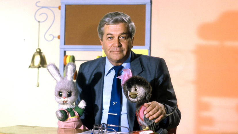     Владимир Ухин родился 12 мая 1930 года. Его мать, Александра Васильевна, работала бухгалтером, а отец, Иван Иванович, имел звание доктора наук и возглавлял сельскохозяйственный институт в Омске РИА Новости