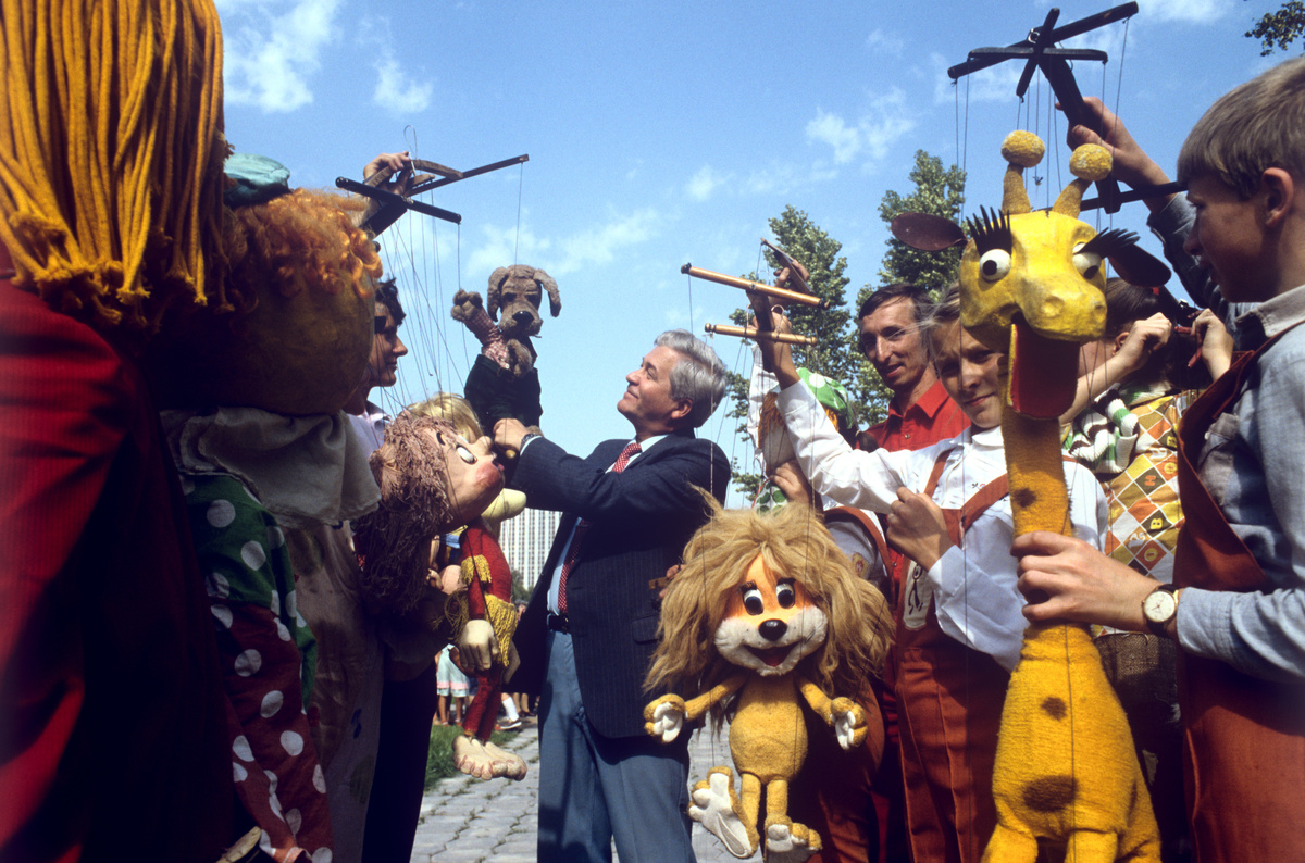    После школы Владимир Ухин окончил три курса сельхозинститута, а также институт физкультуры. Позднее он отправился в Москву, где учился в студии при Театре эстрады у Льва Мирова / РИА Новости / Александр Поляков