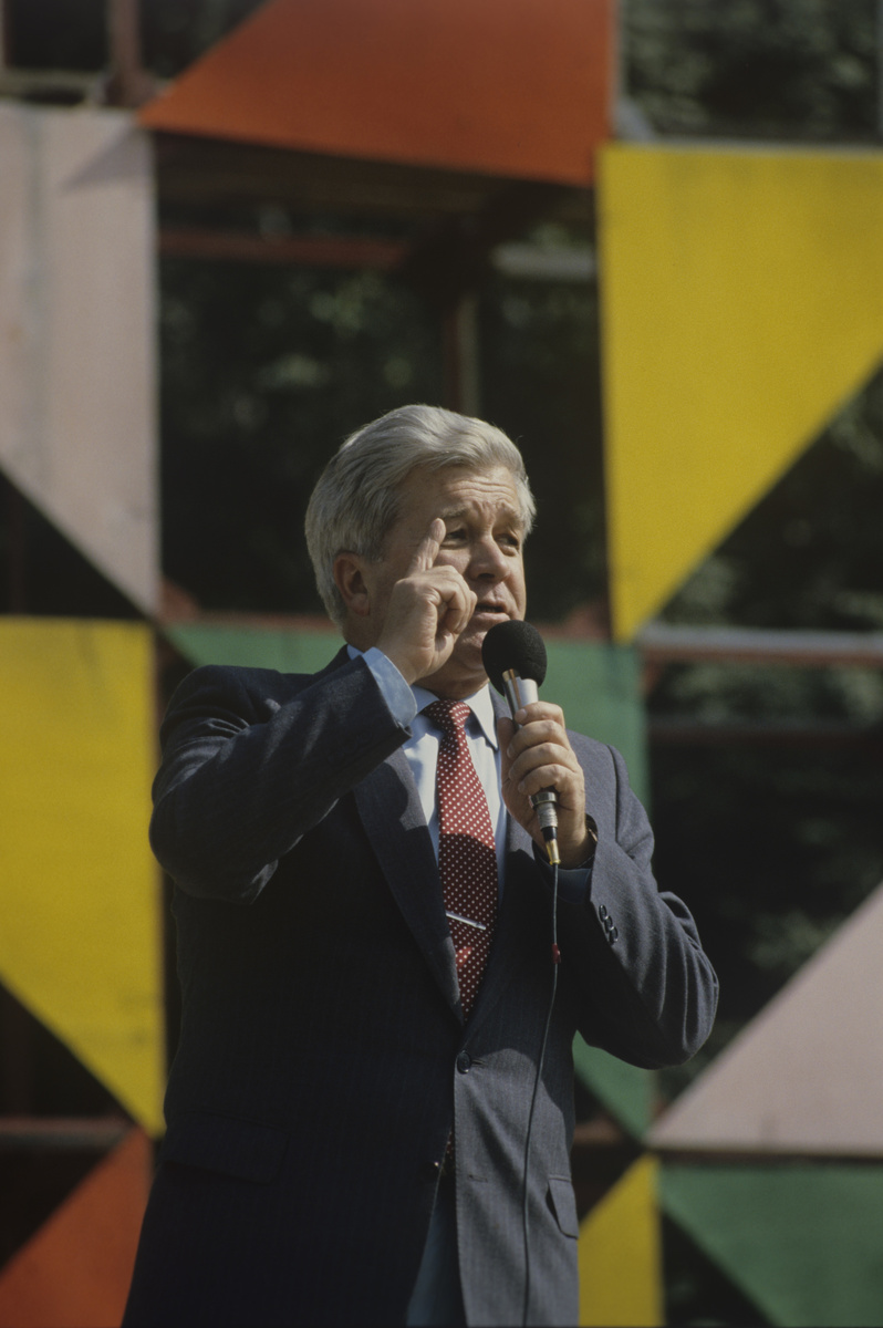    Ухин продолжил образование на эстрадном отделении ГИТИСа, которое окончил в 1960 году. Тогда же он стал диктором Центрального телевидения. В 1964 году Владимир Ухин первым начал вести новую программу «Спокойной ночи, малыши!» / РИА Новости / Александр Поляков