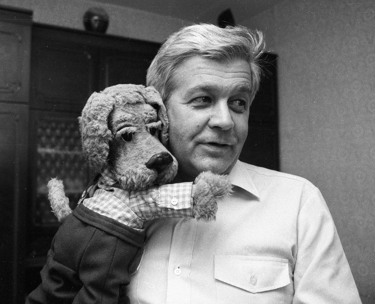    В эфире Ухин всегда импровизировал. Случались и курьёзы — на помощь приходили коллеги-кукловоды. Съёмки проходили в дружеской атмосфере. Также Владимир Ухин вёл телепередачи «Сельский час» и «Весёлые нотки» / РИА Новости