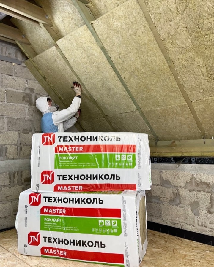 Утеплитель держится плотно в каркасе