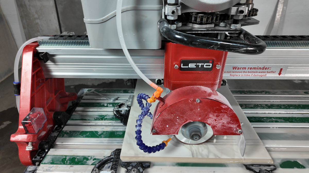 Промышленные плиткорез LETO TOOLS T10-12, операция нарезания 3 борозд на образце керамогранита