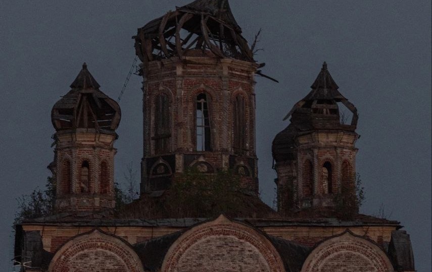 Полная луна над старым храмом