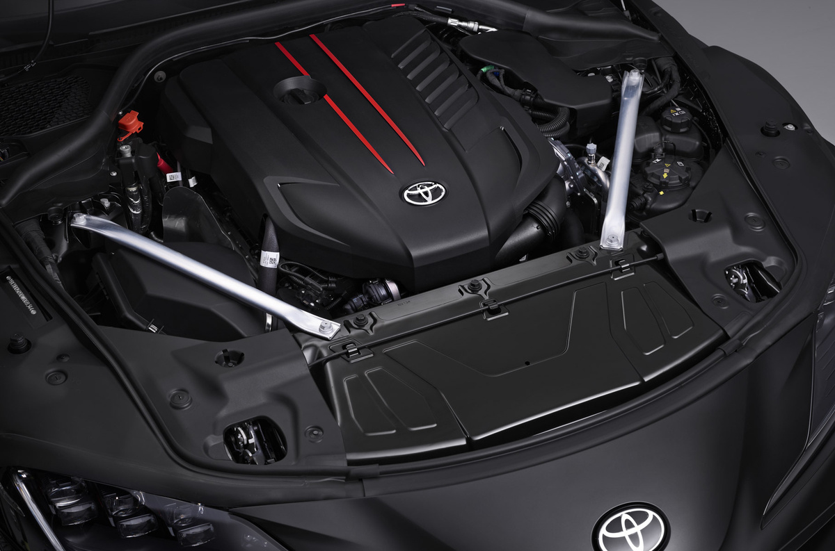    Мотор, как и шасси, немецкий — 3,0-литровый рядный шестицилиндровый семейства B58. Иногда его называют одним из лучших бээмвэшных в истории и «современным «джейзетом»» за скрытые возможности. B58 имеет алюминиевый блок цилиндров, непосредственный впрыск топлива, двухпоточный турбокомпрессор и систему изменения фаз газораспределения. Наивысшая степень форсировки — 435 л.с. — достигнута в прощальной GR Supra Final Edition благодаря новой прошивке софта, оптимизированному впуску и выпускной системе Akrapovič со специальными катализаторами.   
Toyota
