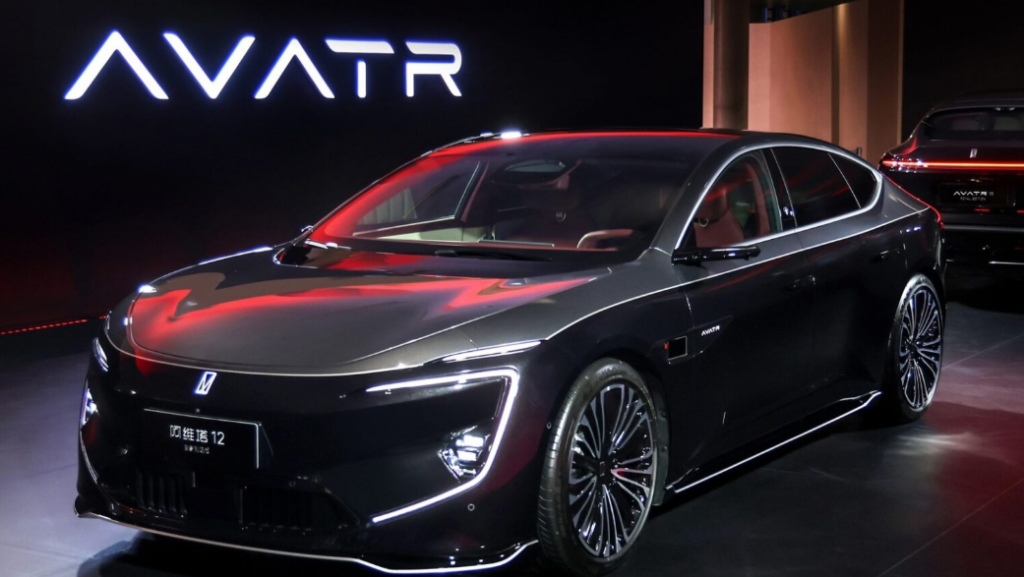 Обновленный Avatr 12 доступен в Китае по минимальной цене около 4 млн рублей, по текущему курсу.