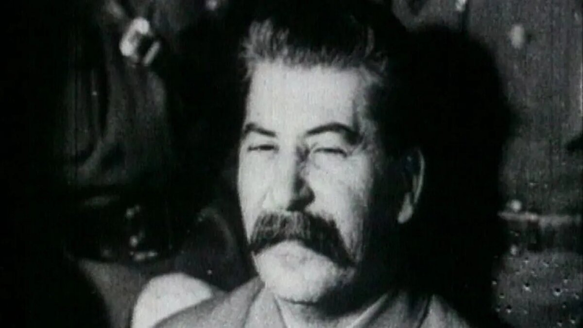 Многие его высказывания, сделанные в 1930–1940-х годах, сегодня воспринимаются как пророчества. Они касались не только ближайших событий (таких как война с Германией), но и отдаленного будущего — распада СССР, националистических конфликтов, противостояния России и Запада.

Как ему это удалось? Был ли у Сталина доступ к каким-то тайным знаниям, или он просто обладал выдающимся аналитическим умом? Давайте разберемся.