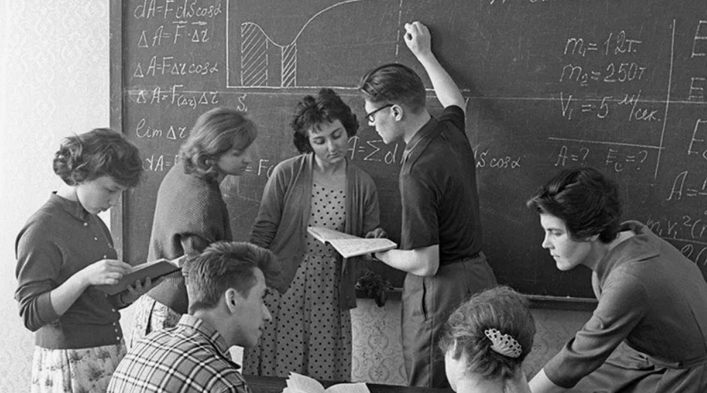 От сессии до сессии живут студенты весело