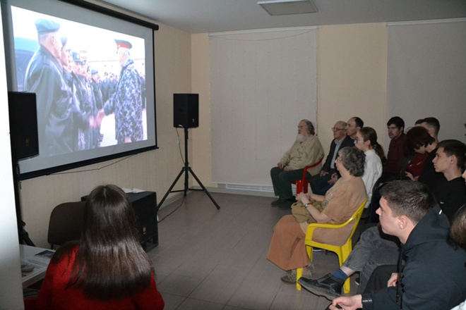 Во время просмотра документальной картины