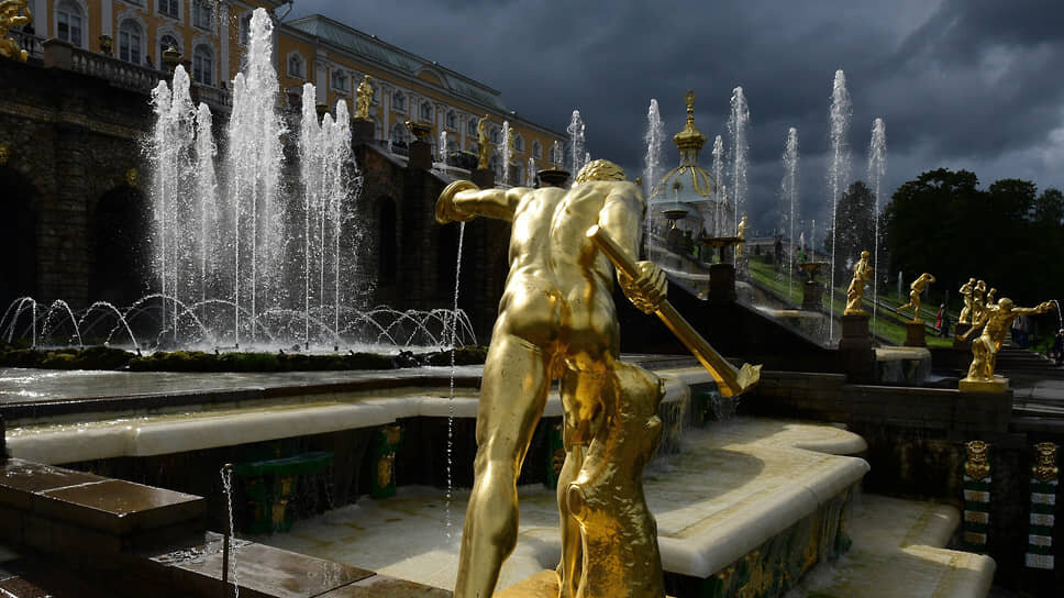 Жители Петергофа отмечают, что застройка территории Заячьего Ремиза может повредить водопроводящей системе фонтанов Петергофа и его парков, которые охраняются ЮНЕСКО.📷Фото: Александр Коряков / Коммерсантъ