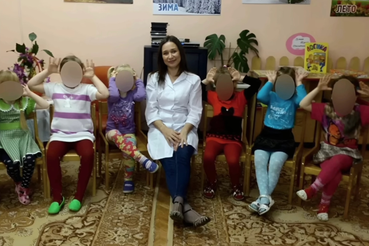 Полина Титова на работе в детском саду. Источник фото: Youtube