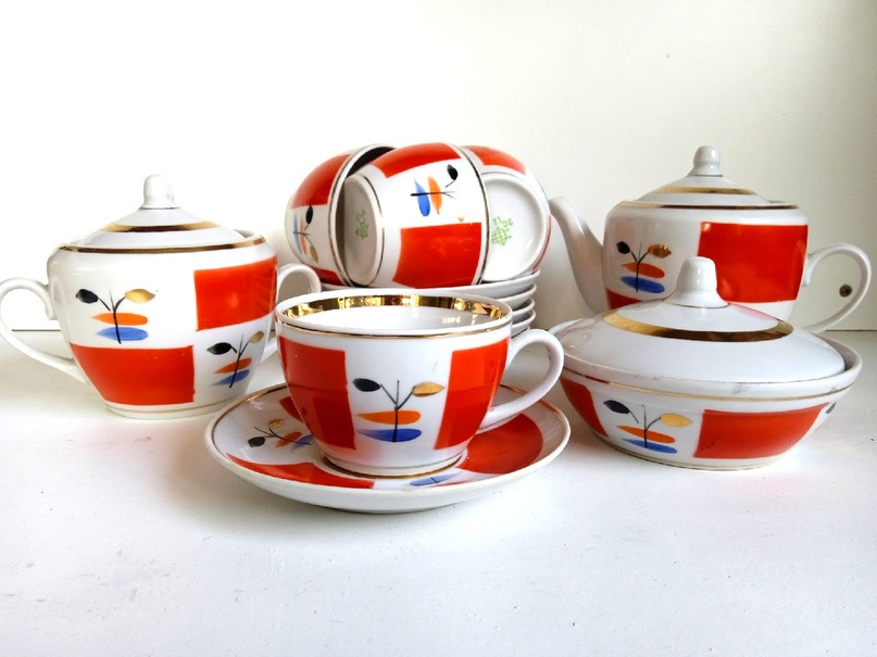 Сервиз "Абстракция" Источник фото: https://www.raritetus.ru/texts/polonskij-farforovyj-zavod-sssr-pfz/