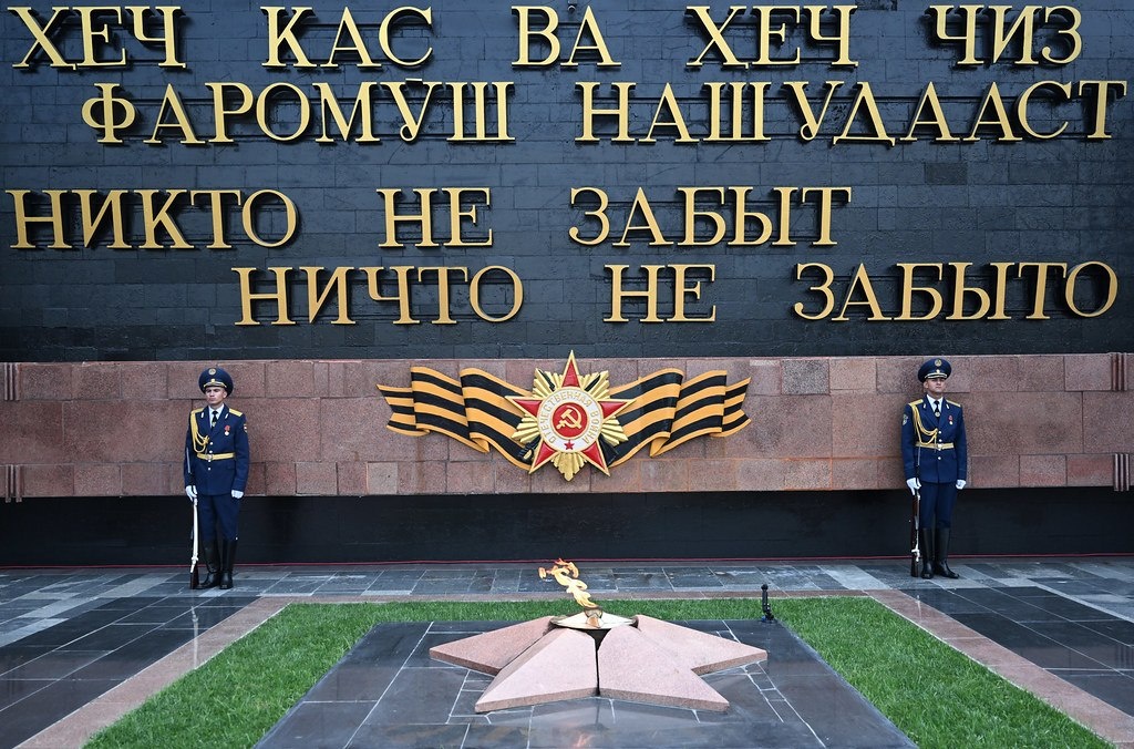 Вечный огонь в парке Победы в Душанбе
Фото: пресс-служба президента Таджикистана