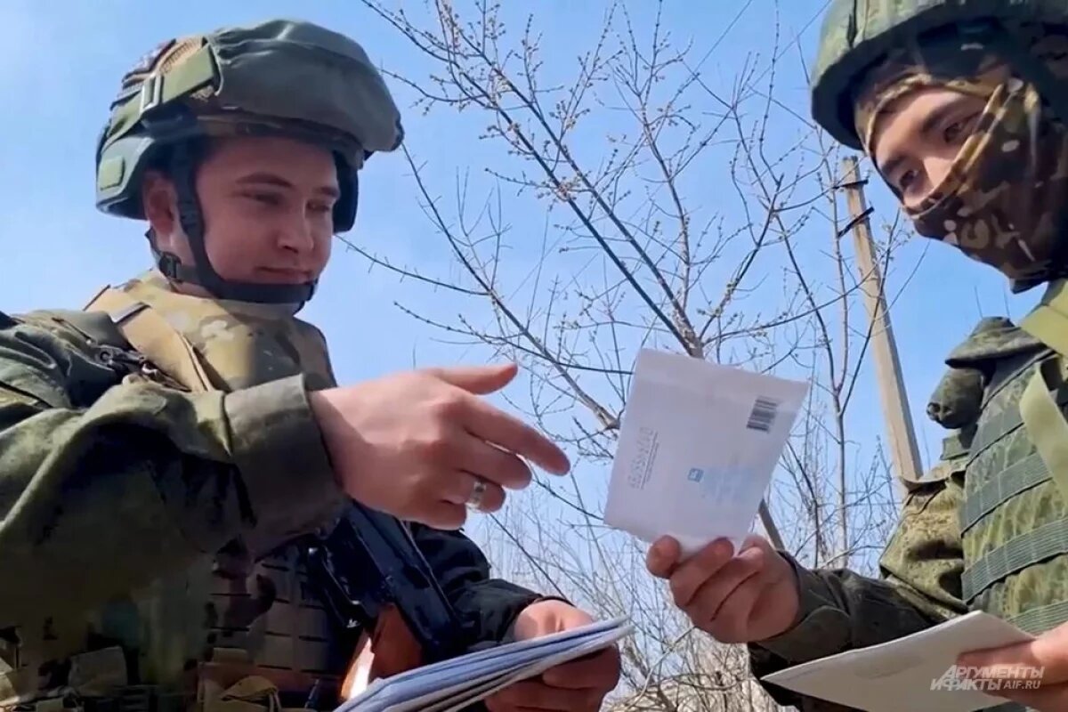    Раздача почты и посылок на передовой.