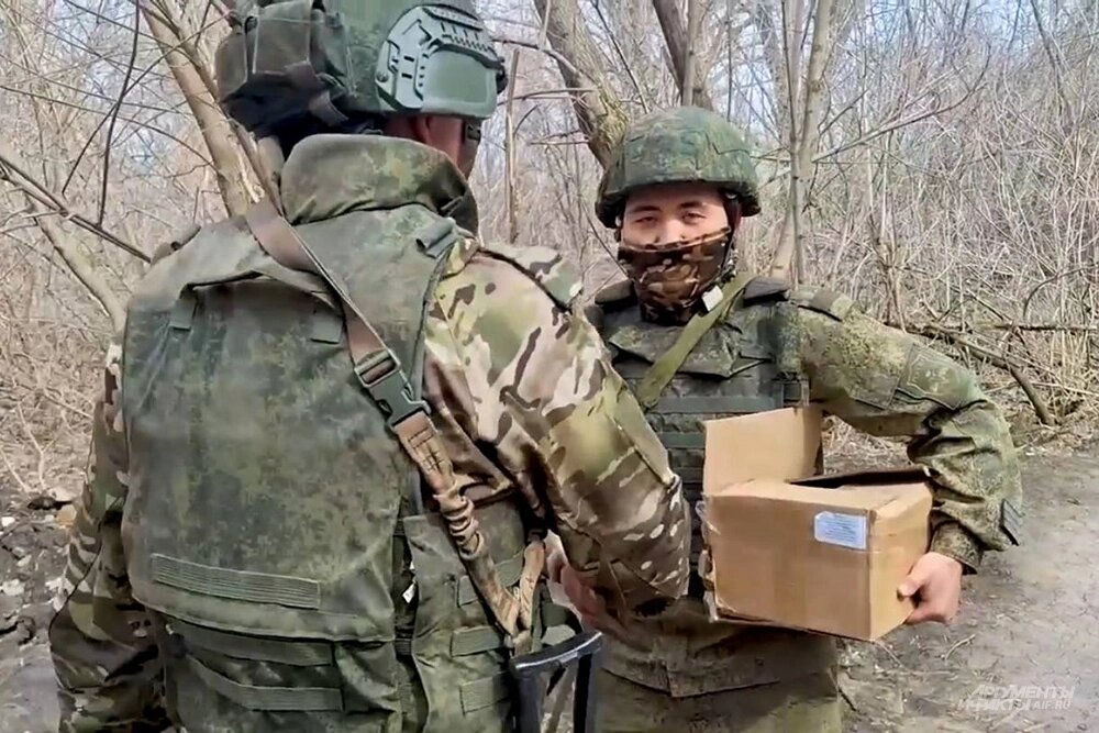    Раздача почты и посылок на передовой. Фото:  АиФ / Никита Сахаров