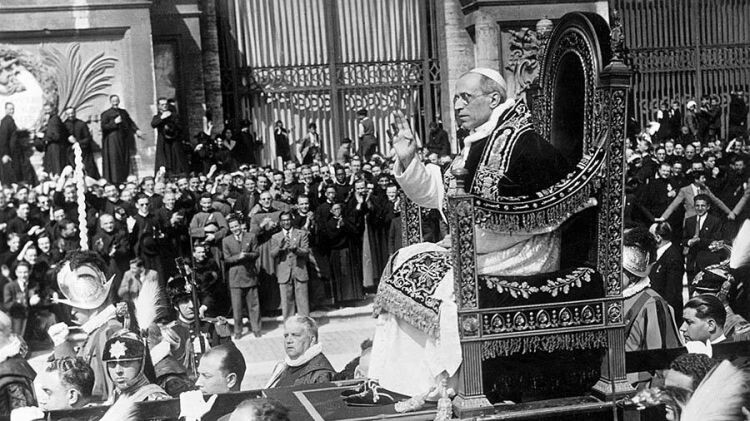 Папа Пий XII и Советский Союз: союзники без дружбы.Тайные переговоры с Гитлером, попытка насадить в России католичество через брак Ивана III и Софьи Палеолог, закулисные игры во время Второй мировой войны — всё это долгие годы хранилось в секретных архивах Ватикана. Лишь недавно часть документов была рассекречена, открыв миру шокирующие факты о роли Святого Престола в ключевых событиях мировой истории.