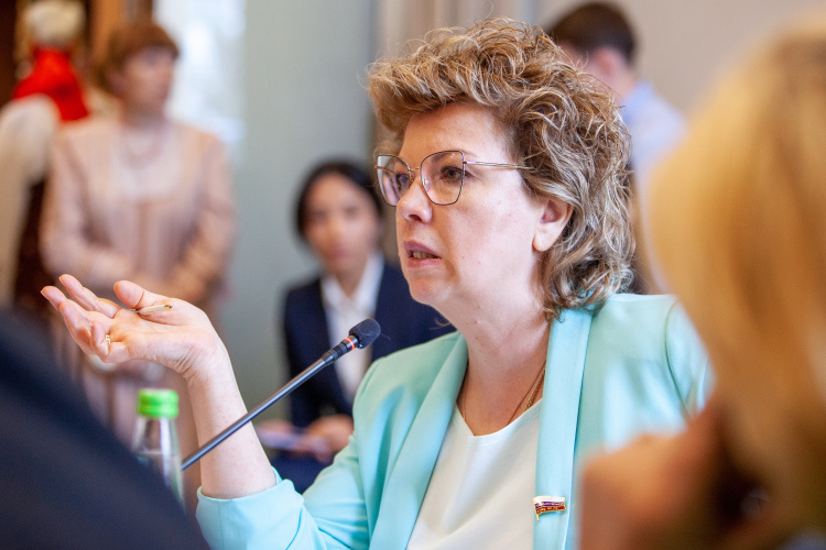    Елена Ямпольская горячо приветствует предложение президента не противопоставлять в школьной программе понятия «русский» и «родной».   
Фото: «БИЗНЕС Online»