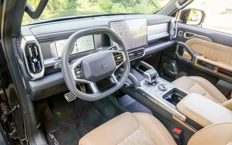    Интерьер Джетура получился стильным и одновременно удобным.