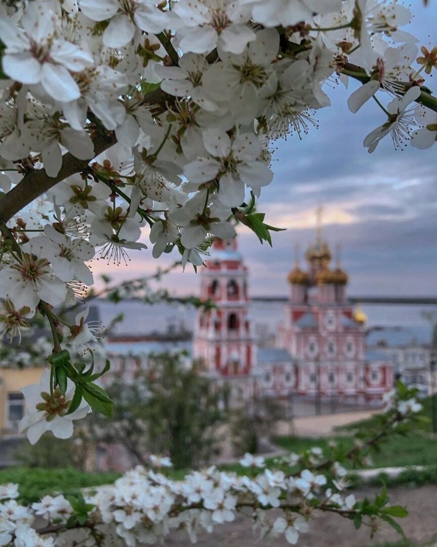 кусочек красоты (Нижегородская набережная вид на красивейшую церковь, описание ниже)