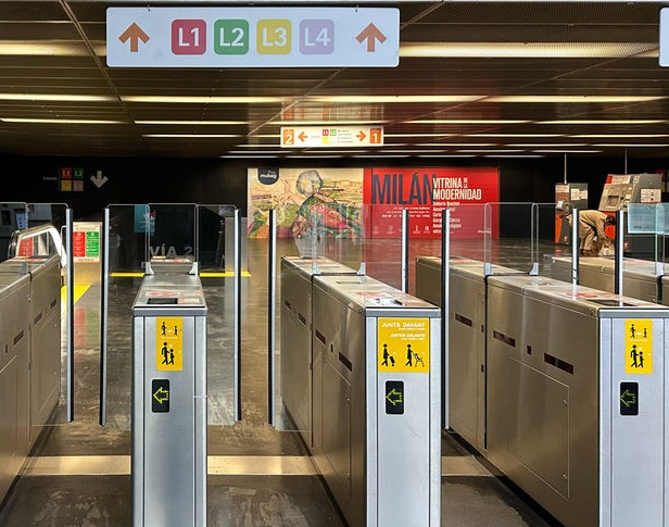 Общественный транспорт в Аликанте - трамвайные остановки действительно могут напомнить метро