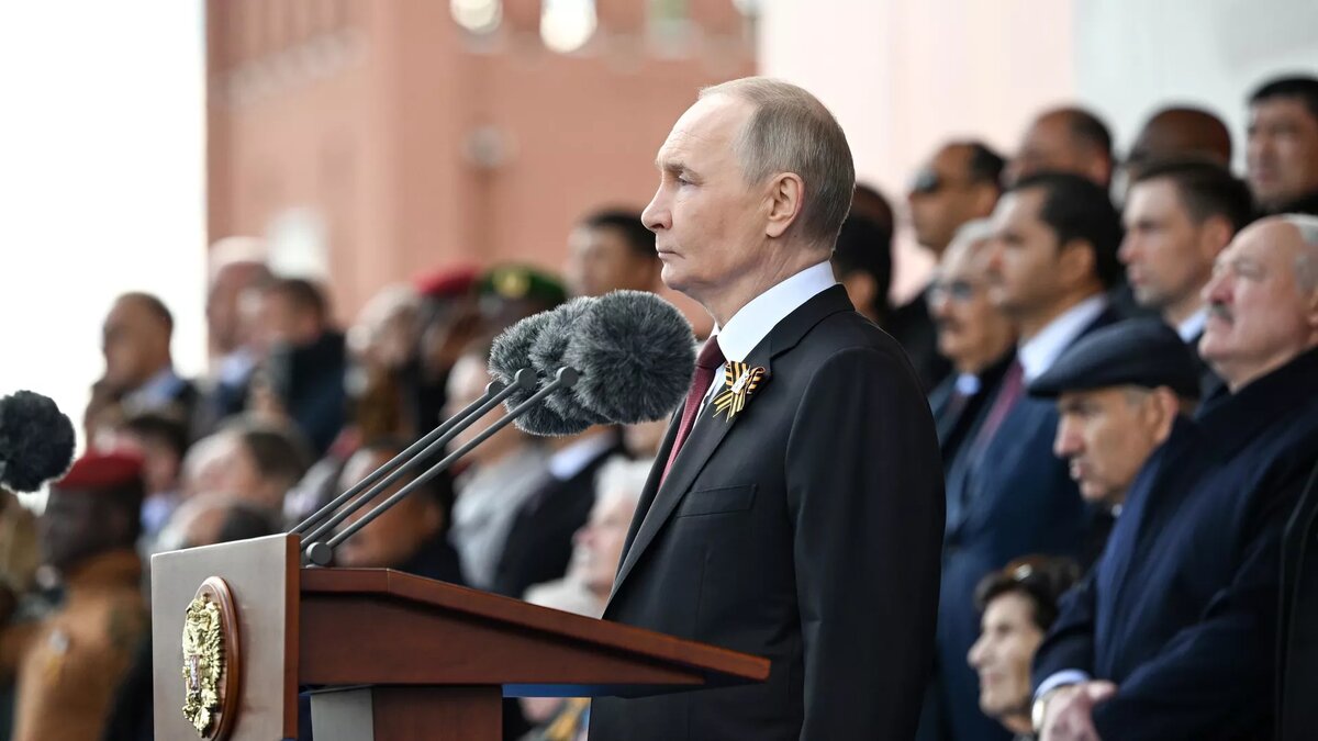 Президент РФ В. Путин и иностранные лидеры на военном параде в честь 80-летия Победы, 9 мая 2025 год